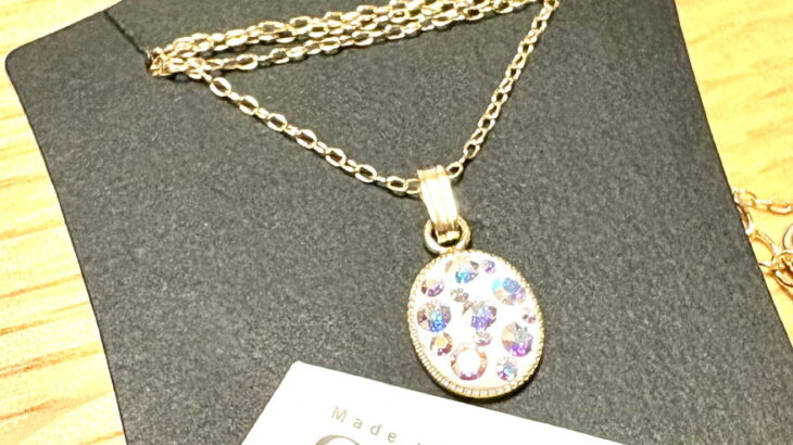 スワロフスキーのペンダントと感謝状（シン・セシア）